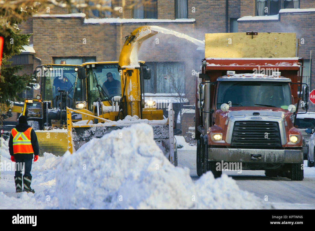Montreal,Canada,16 December,2017.Snow removal crews at work on city streets.Credit:Mario Beauregard/Alamy Live News Stock Photo