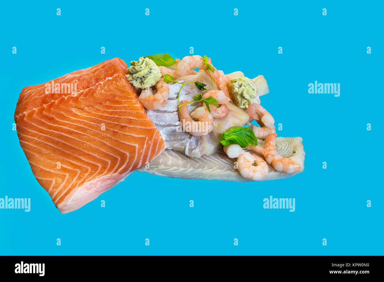 Verschiedene rohe Fischarten als Filet wie Lachs, Kabeljau und Garnelen. Stock Photo
