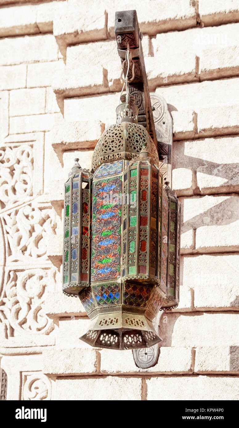 Eine orientalische Lampe mit kunstvollen Ornamenten hängt an einem Gebäude in der Medina der afrikanischen Hafenstadt Agadir in Marokko Stock Photo