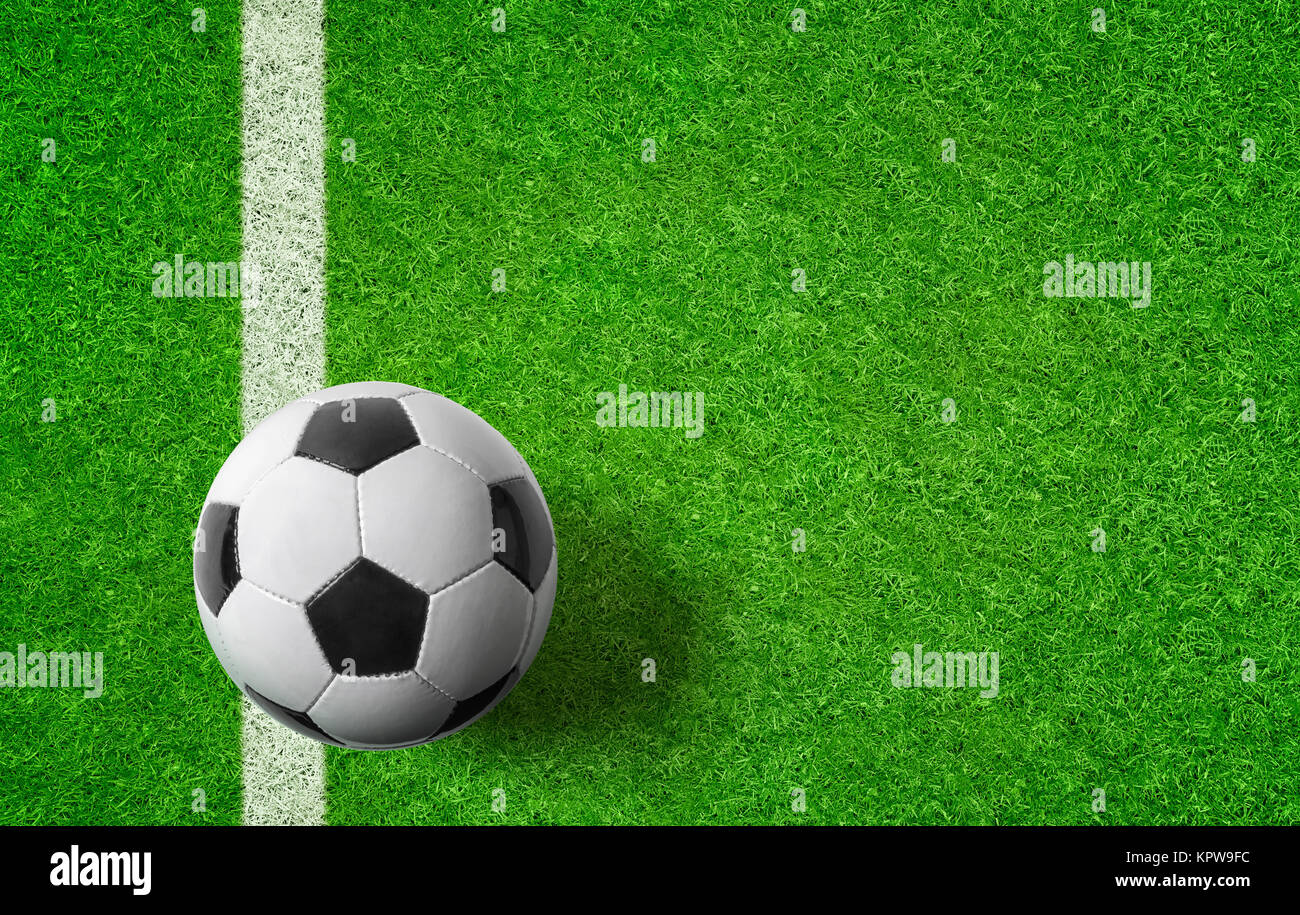 Fußballrasen mit Fußball Stock Photo