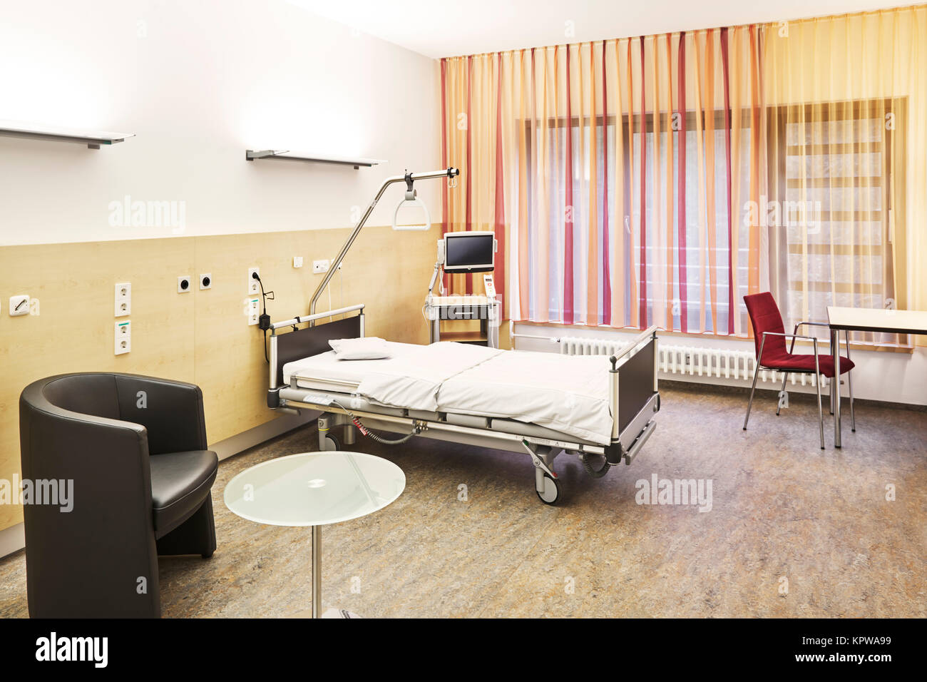Leeres Zimmer Mit Bett Tisch Und Stuhl Im Krankenhaus Auf Der Stock Photo Alamy