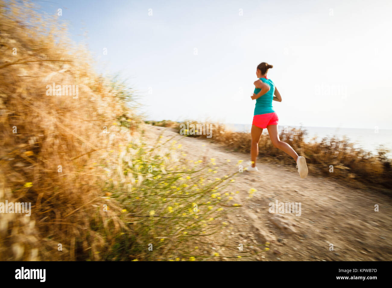 Фото бегущей спортивной женщины вдоль моря. Побуждающие картинки двигаться. Active image. Силуэты группы людей на закате. Evening jog.