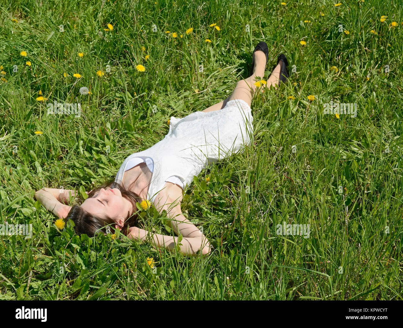 junge Frau auf Wiese Stock Photo - Alamy