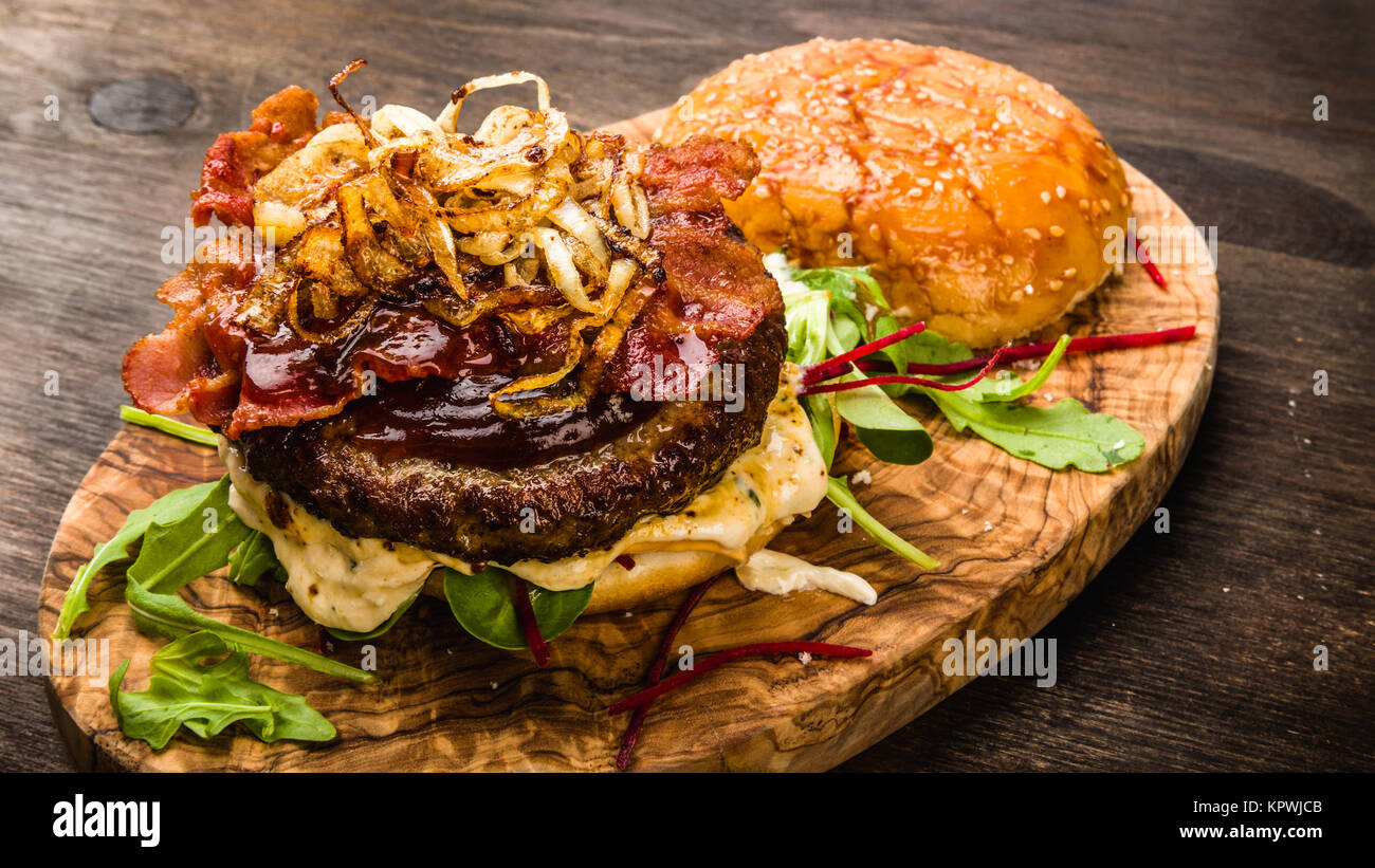 BBQ Burger mit Bacon, Zwiebeln und Dunkel Bier Sauce Stock Photo Alamy