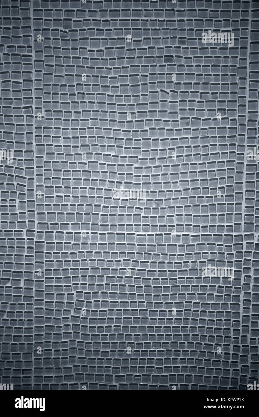 Die Nahaufnahme einer Wand aus Glasfliesen Splittern mit einer durchlässigen Oberfläche. Stock Photo