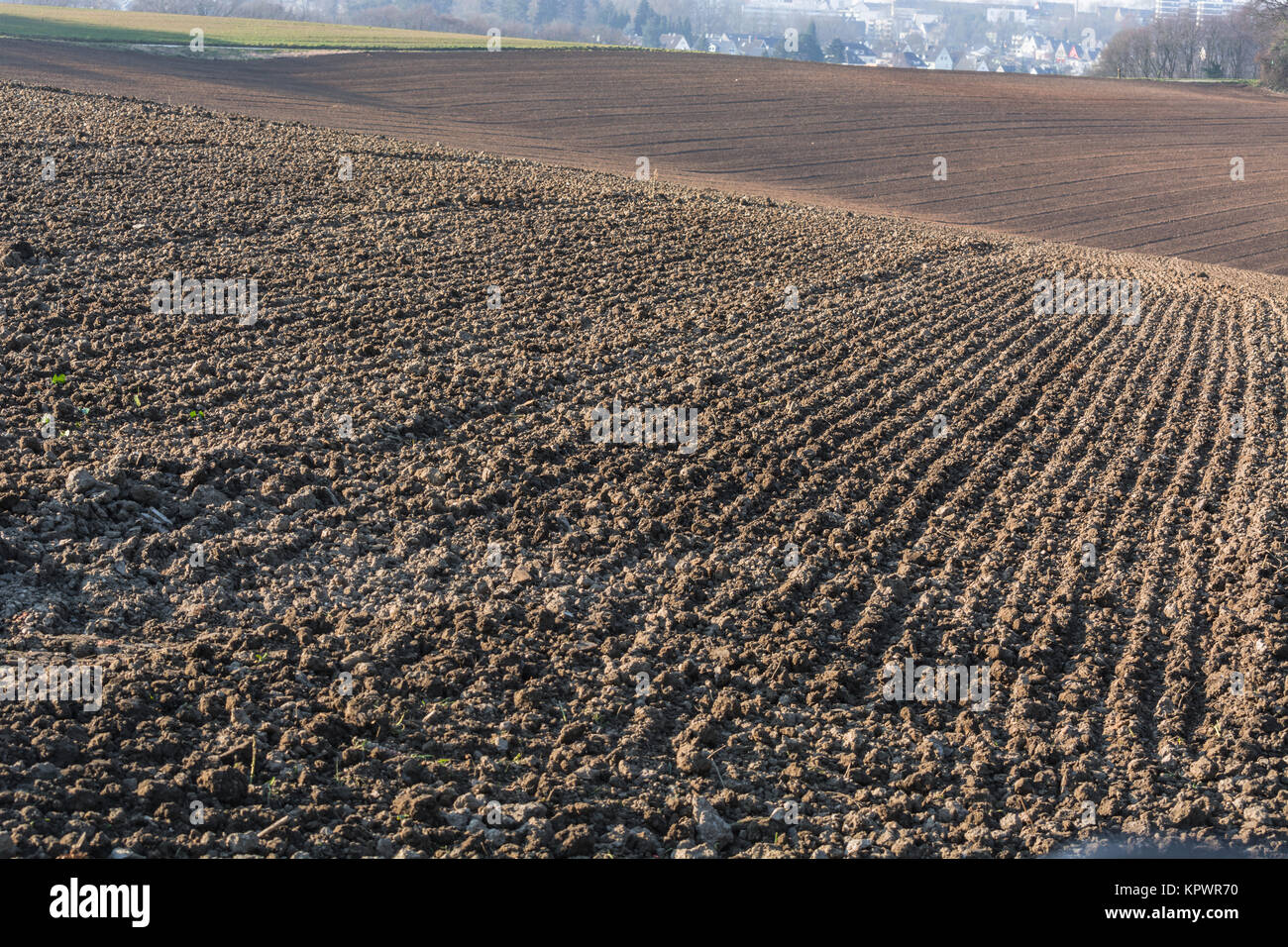 Frisch gepflügtes Feld, Acker in Deutschland. Stock Photo