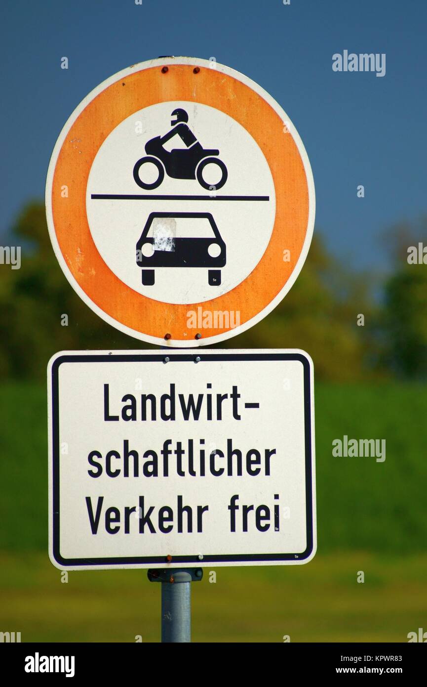 Strassenschild , Durchfahrt verboten, mit Zusatzschild. Stock Photo