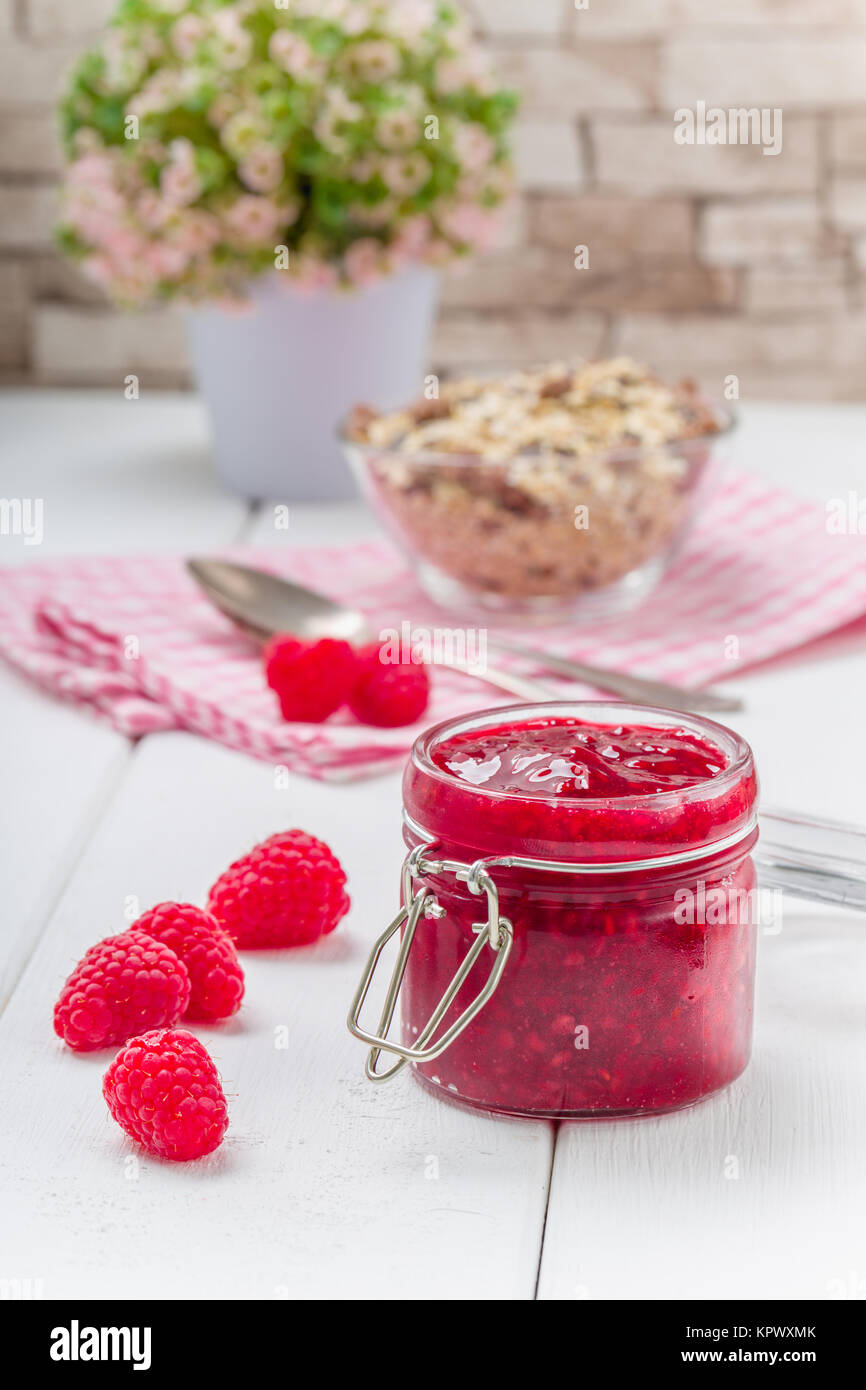 Himbeer Konfitüre mit Minze und frischen Beeren Stock Photo - Alamy