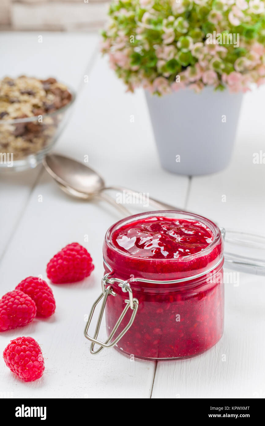 Himbeer Konfitüre mit Minze und frischen Beeren Stock Photo - Alamy