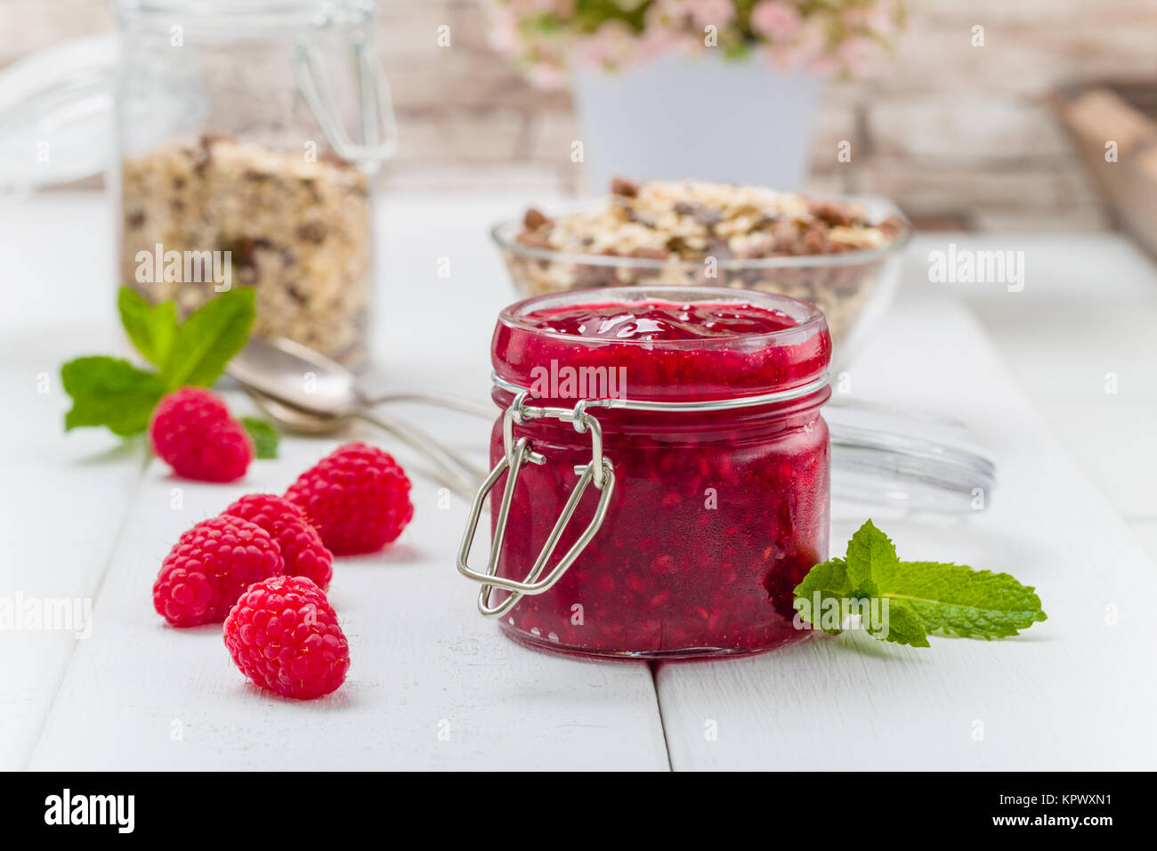 Himbeer Konfitüre mit Minze und frischen Beeren Stock Photo - Alamy