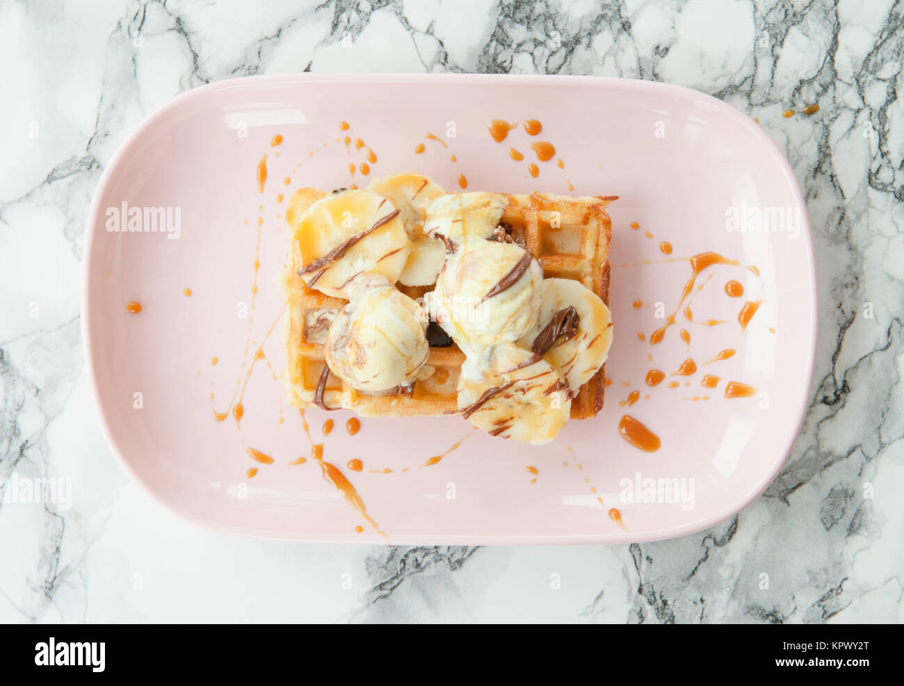 Waffel mit Eiscrme, frischer Banane und Karamellsauce Stock Photo - Alamy