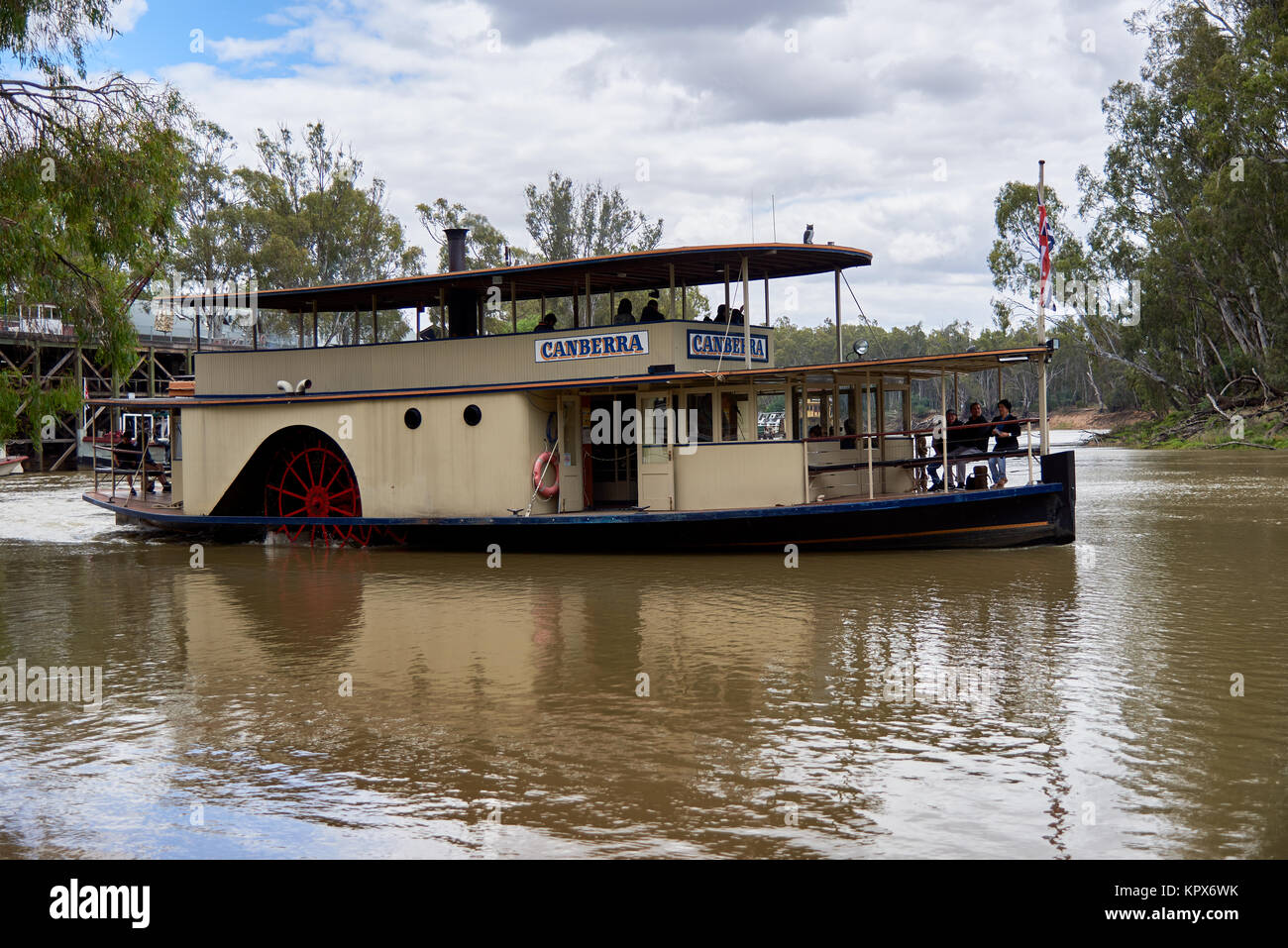 Paddle Steamer Canberra departs Echuca Wharf Stock Photo Alamy