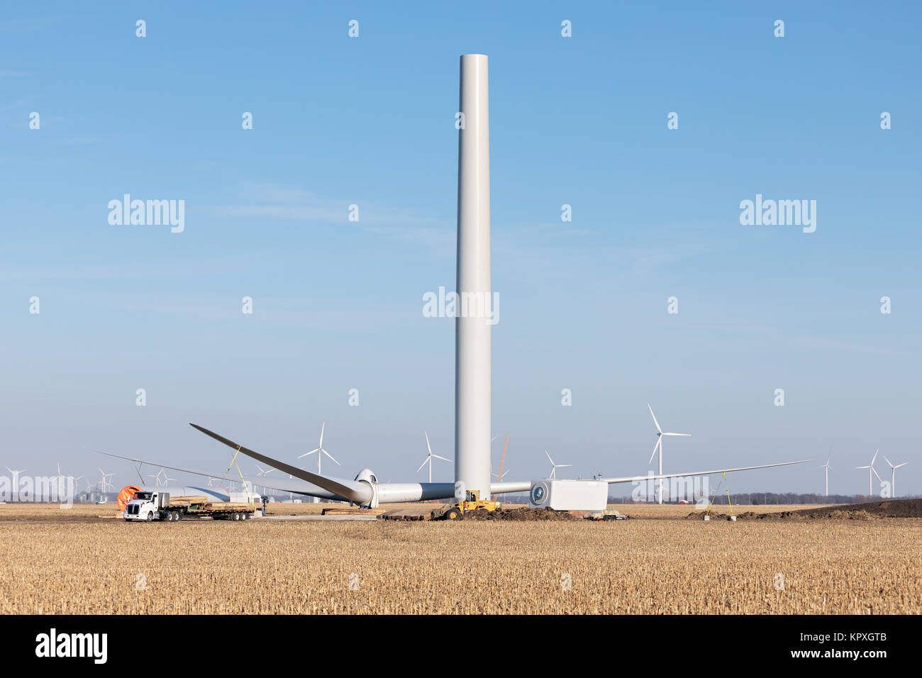 Woodhull, Illinois, USA. 16th December, 2017. Construction workers in