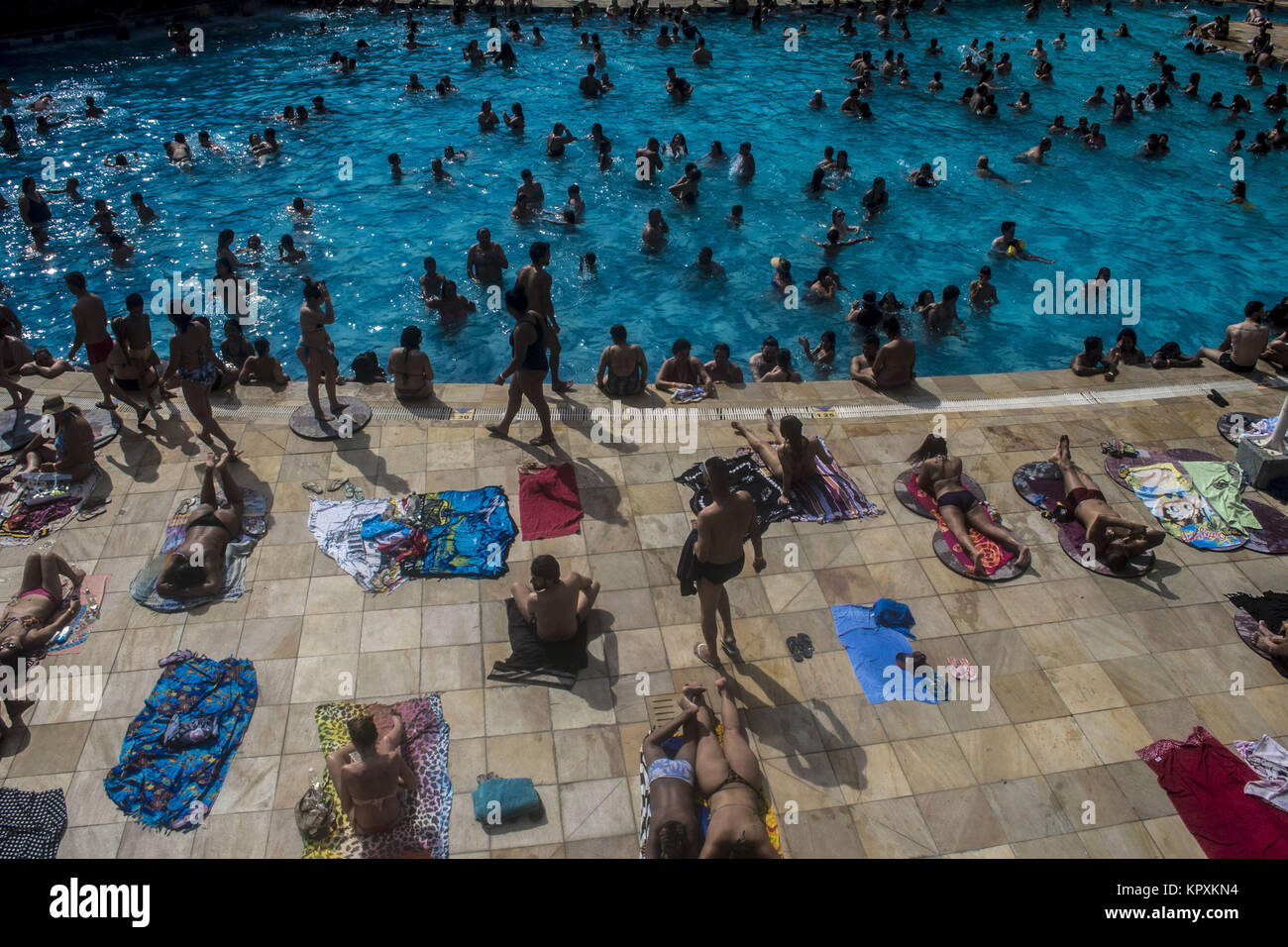 Sao Paulo, Brazil. 17th December, 2017. Bathers refresh themselves in the swimming pools of the Belenzinho sesc this Sunday (17) in Sao Paulo. The summer officially begins on December 21, at 2.28 pm, and goes until 1:15 pm March 20, by BrasÃ-lia time. Credit: Cris Faga/ZUMA Wire/Alamy Live News Stock Photo