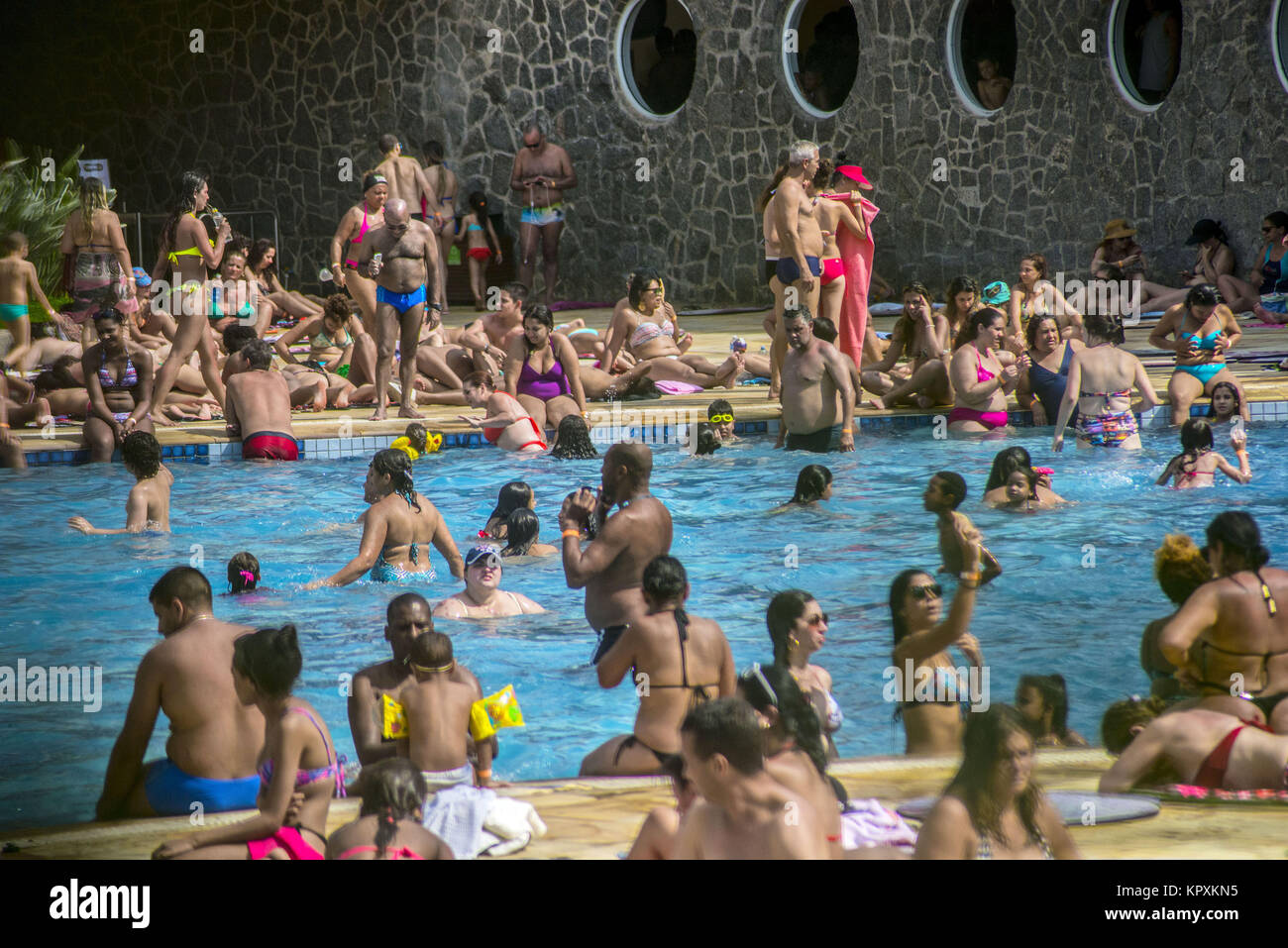 Sao Paulo, Brazil. 17th December, 2017. Bathers refresh themselves in the swimming pools of the Belenzinho sesc this Sunday (17) in Sao Paulo. The summer officially begins on December 21, at 2.28 pm, and goes until 1:15 pm March 20, by BrasÃ-lia time. Credit: Cris Faga/ZUMA Wire/Alamy Live News Stock Photo