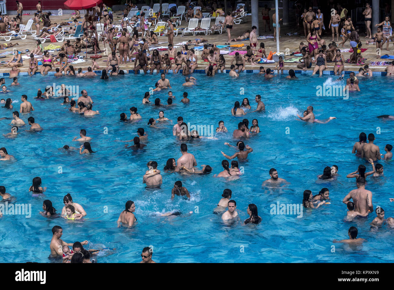 Sao Paulo, Brazil. 17th December, 2017. Bathers refresh themselves in the swimming pools of the Belenzinho sesc this Sunday (17) in Sao Paulo. The summer officially begins on December 21, at 2.28 pm, and goes until 1:15 pm March 20, by BrasÃ-lia time. Credit: Cris Faga/ZUMA Wire/Alamy Live News Stock Photo