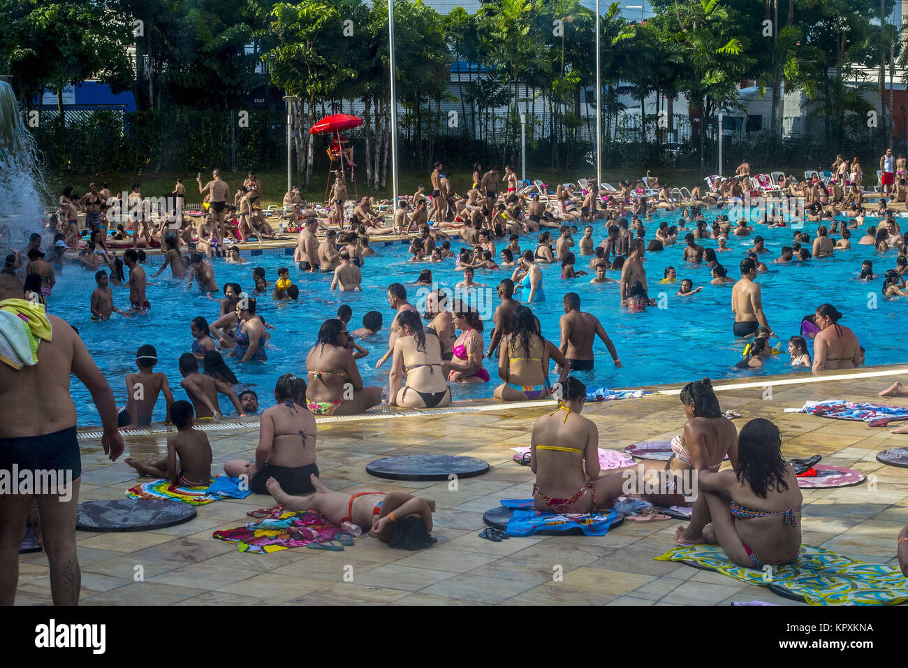 Sao Paulo, Brazil. 17th December, 2017. Bathers refresh themselves in the swimming pools of the Belenzinho sesc this Sunday (17) in Sao Paulo. The summer officially begins on December 21, at 2.28 pm, and goes until 1:15 pm March 20, by BrasÃ-lia time. Credit: Cris Faga/ZUMA Wire/Alamy Live News Stock Photo