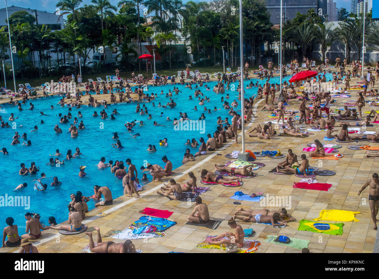 Sao Paulo, Brazil. 17th December, 2017. Bathers refresh themselves in the swimming pools of the Belenzinho sesc this Sunday (17) in Sao Paulo. The summer officially begins on December 21, at 2.28 pm, and goes until 1:15 pm March 20, by BrasÃ-lia time. Credit: Cris Faga/ZUMA Wire/Alamy Live News Stock Photo