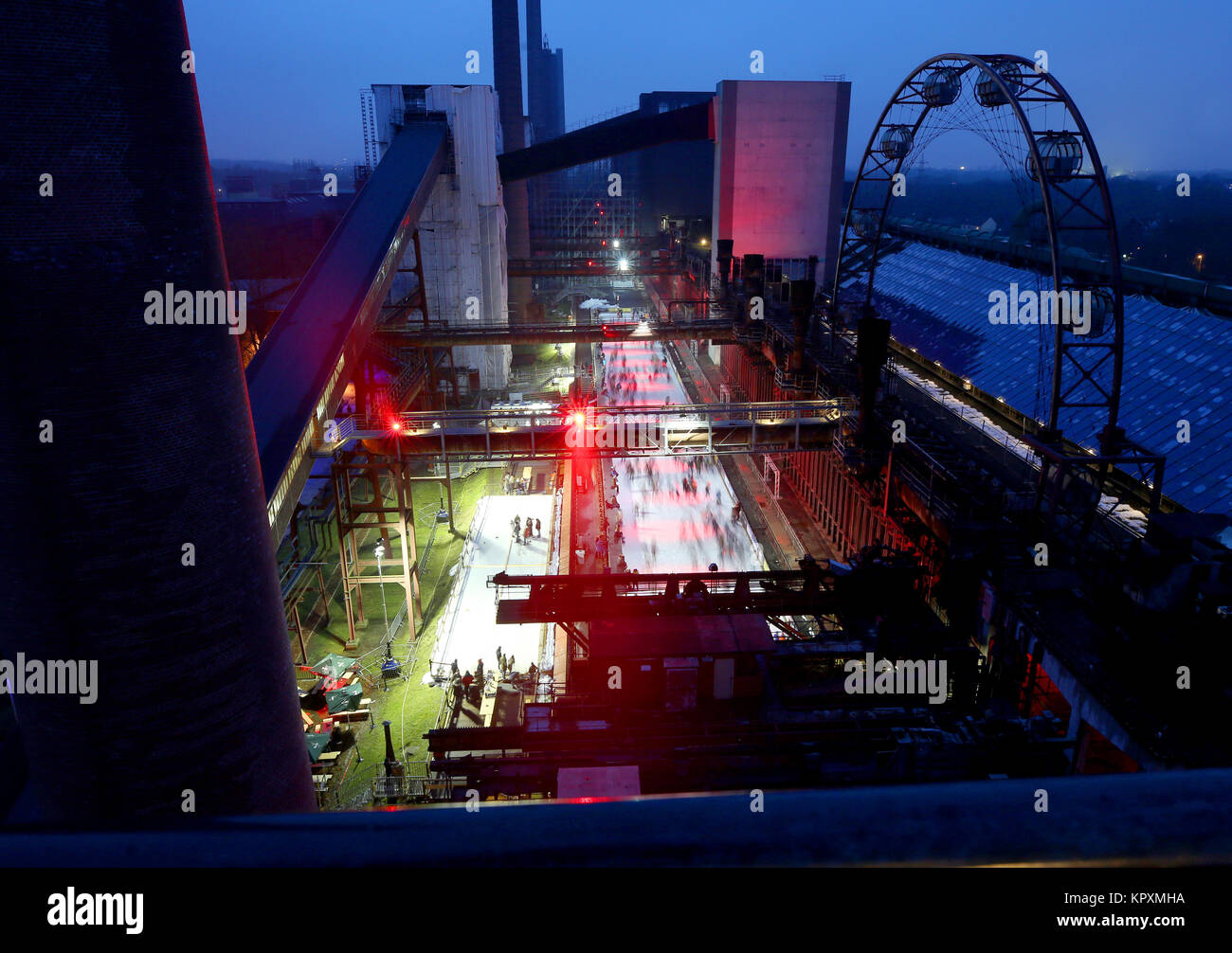 Essen, Germany. 17th Dec, 2017. Visitors ice skating on the ice rink at