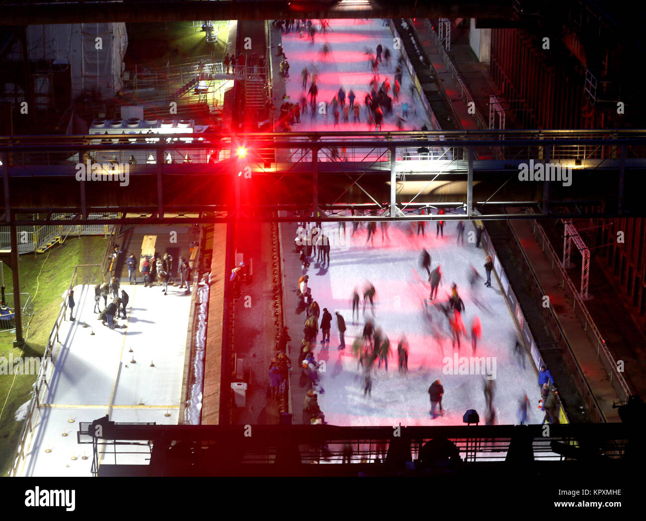 Essen, Germany. 17th Dec, 2017. Visitors ice skating on the ice rink at