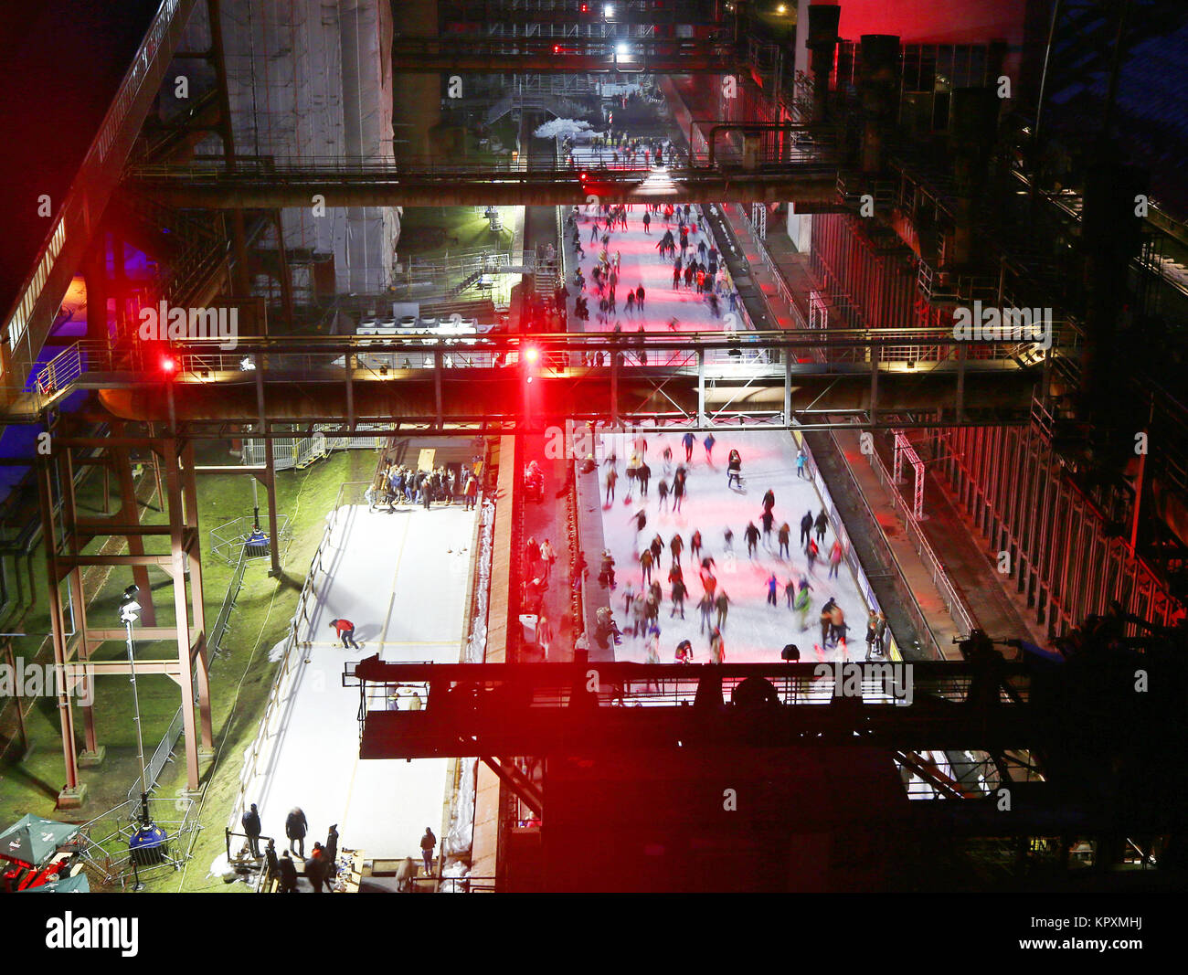 Essen, Germany. 17th Dec, 2017. Visitors ice skating on the ice rink at
