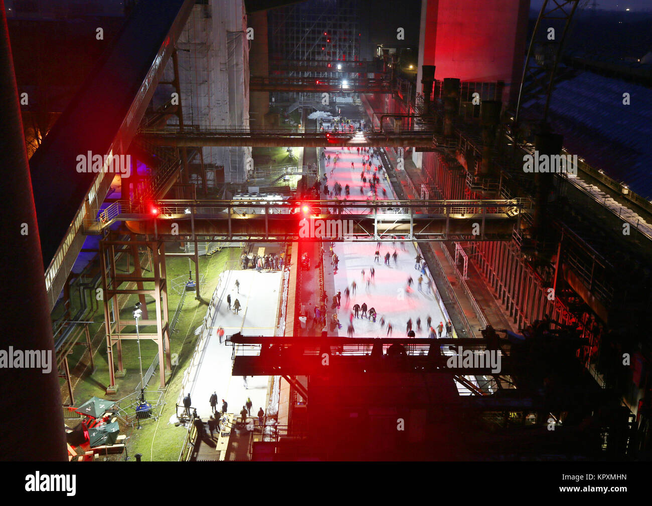 Essen, Germany. 17th Dec, 2017. Visitors ice skating on the ice rink at