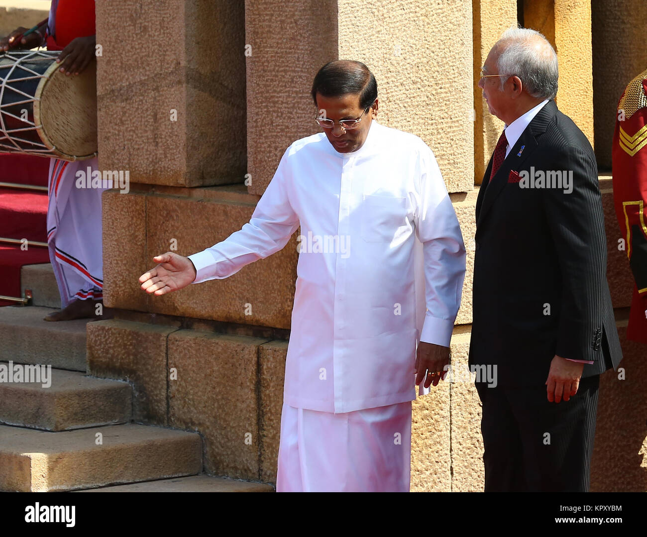 Colombo, Sri Lanka. 18th December, 2017. Malaysia's Prime Minister Najib Razak (R) walks with Sri Lanka's President Maithripala Sirisena during a welcome ceremony in Colombo, Sri Lanka on December 18, 2017. Credit: Pradeep Dambarage/Alamy Live News Stock Photo