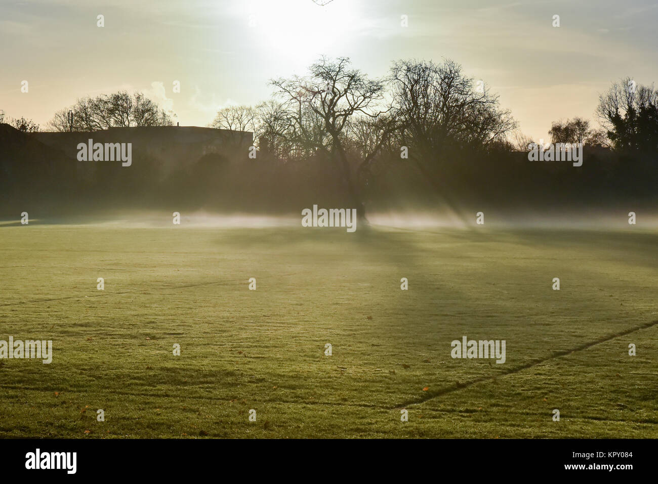 Twickenham, London, UK. 18th December 2017. A misty morning in Twickenham Credit: Matthew Chattle/Alamy Live News Stock Photo