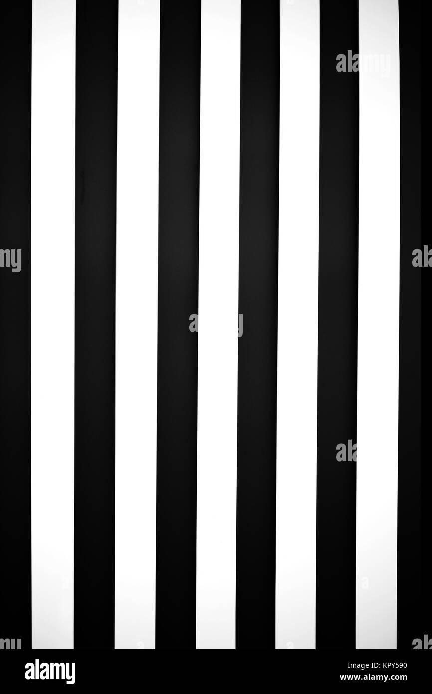 Die Untersicht auf eine abstrakte schwarz und weiß gestreifte Metalloberfläche einer Deckenverkleidung. Stock Photo