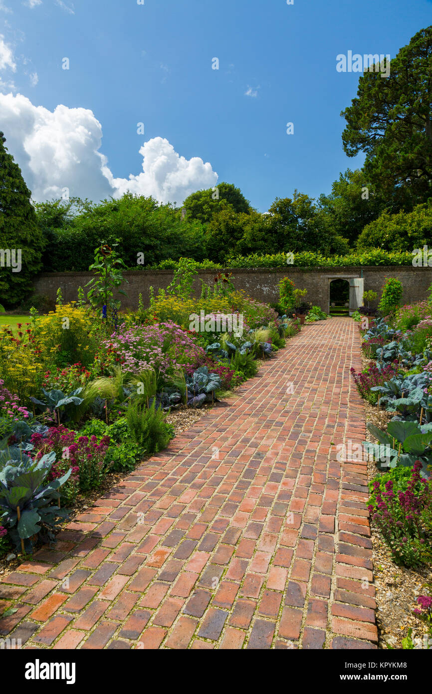 Garden borders hi-res stock photography and images - Alamy
