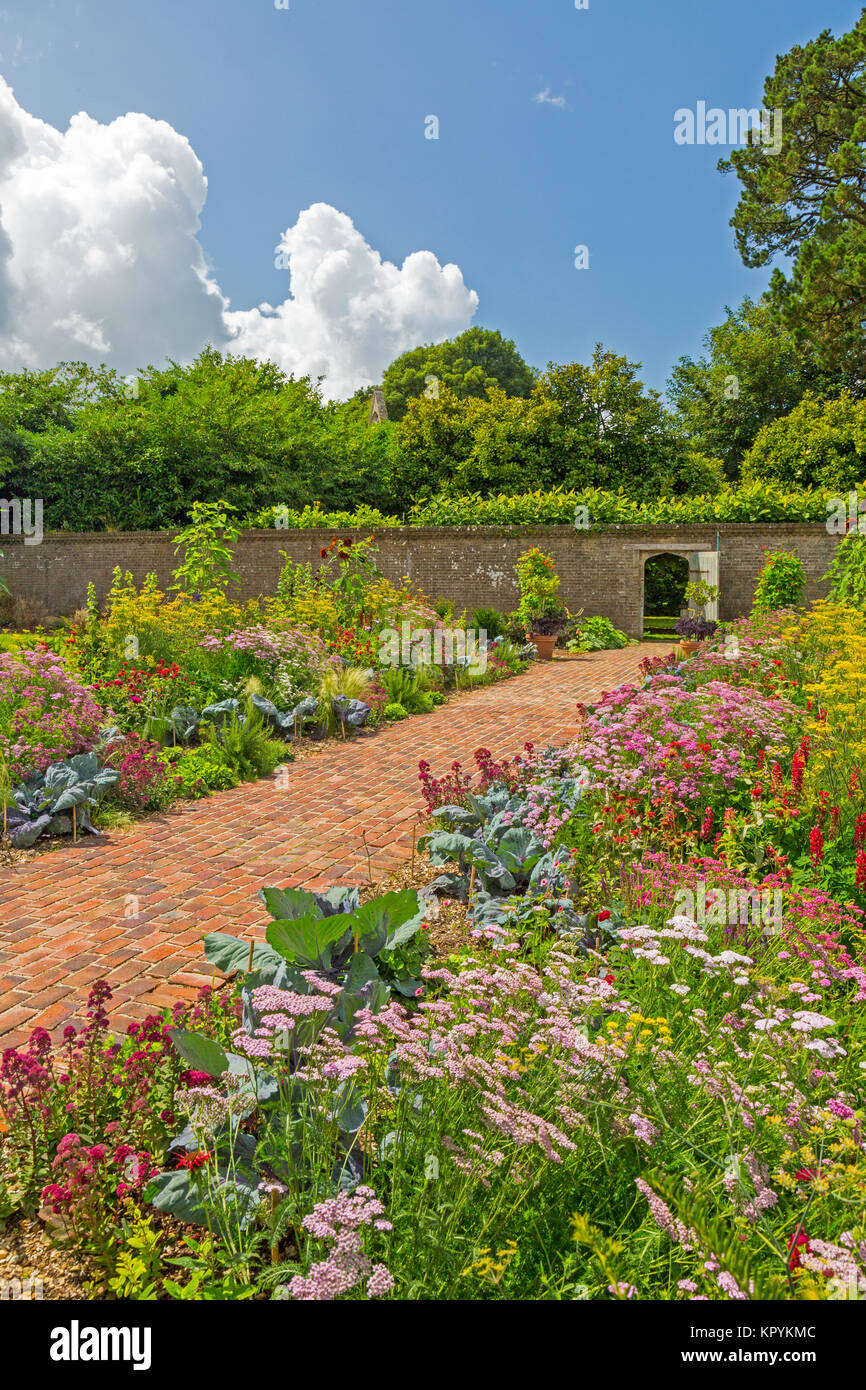 Garden borders hi-res stock photography and images - Alamy