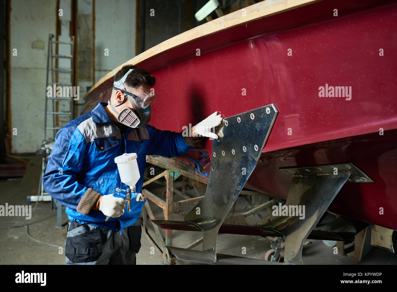 Man spray painting hi-res stock photography and images - Alamy