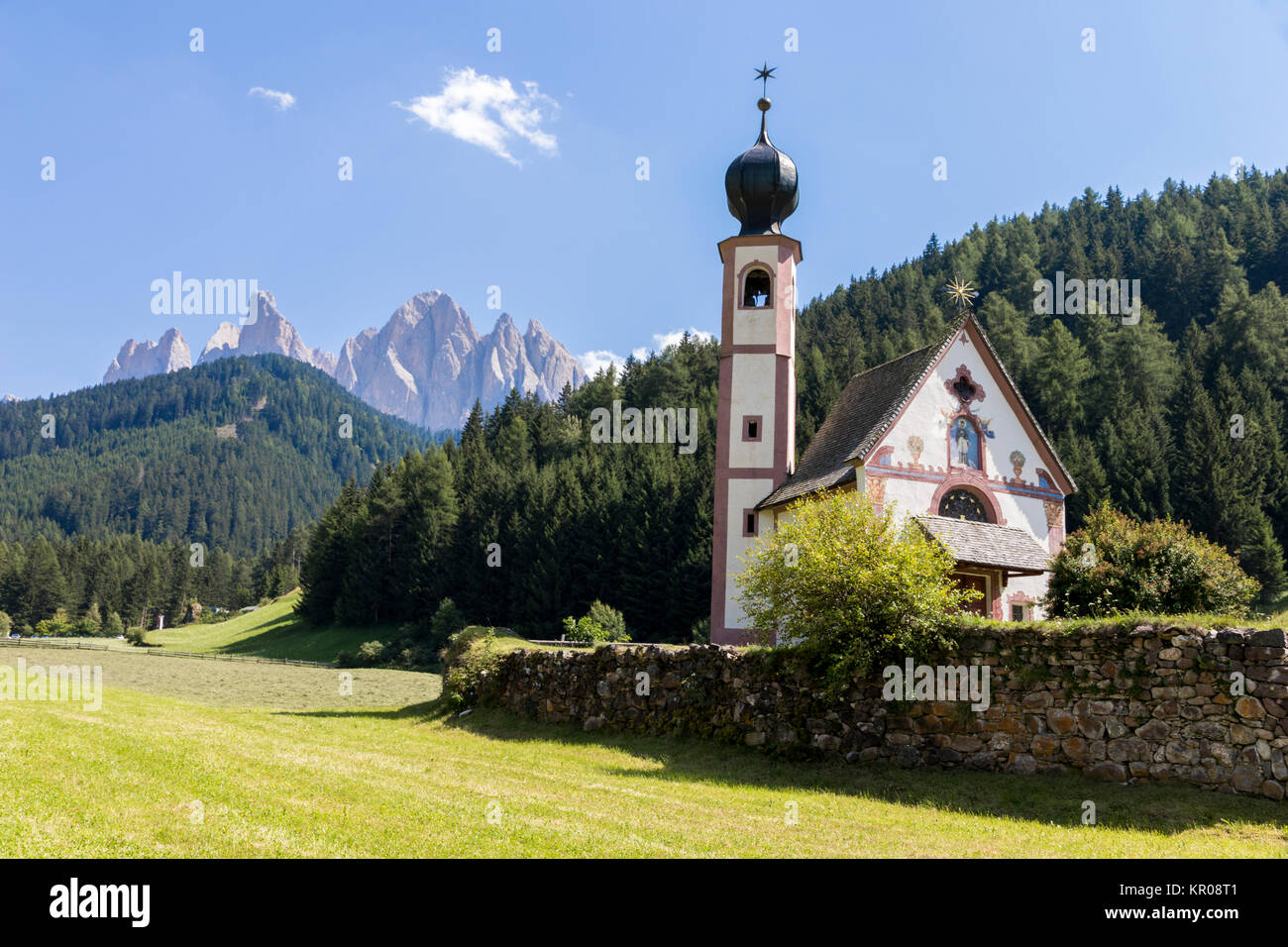 The Johanneskapelle (St. Johann in Ranui), a chapel in Villnoss (Val di Funes) with the Geisler group of mountains of the northwestern Dolomites in th Stock Photo