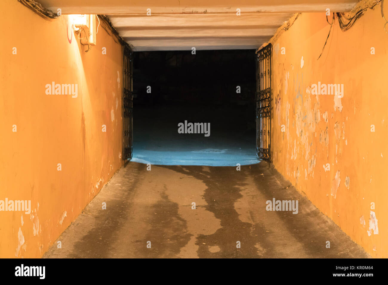 Tunnel Under The House Arch Stock Photo 169046252 Alamy