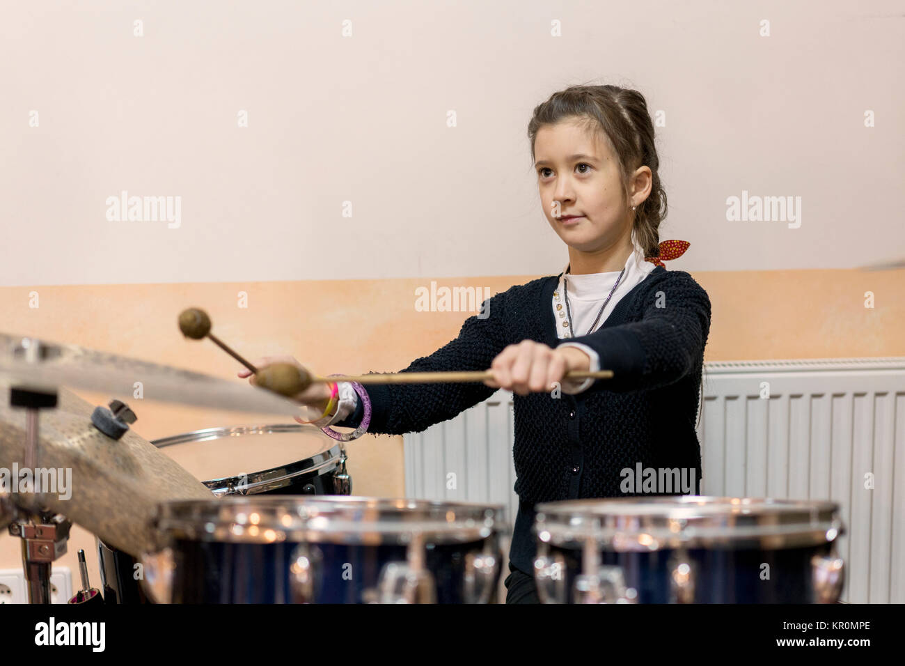 girl play drum set/musician Stock Photo Alamy