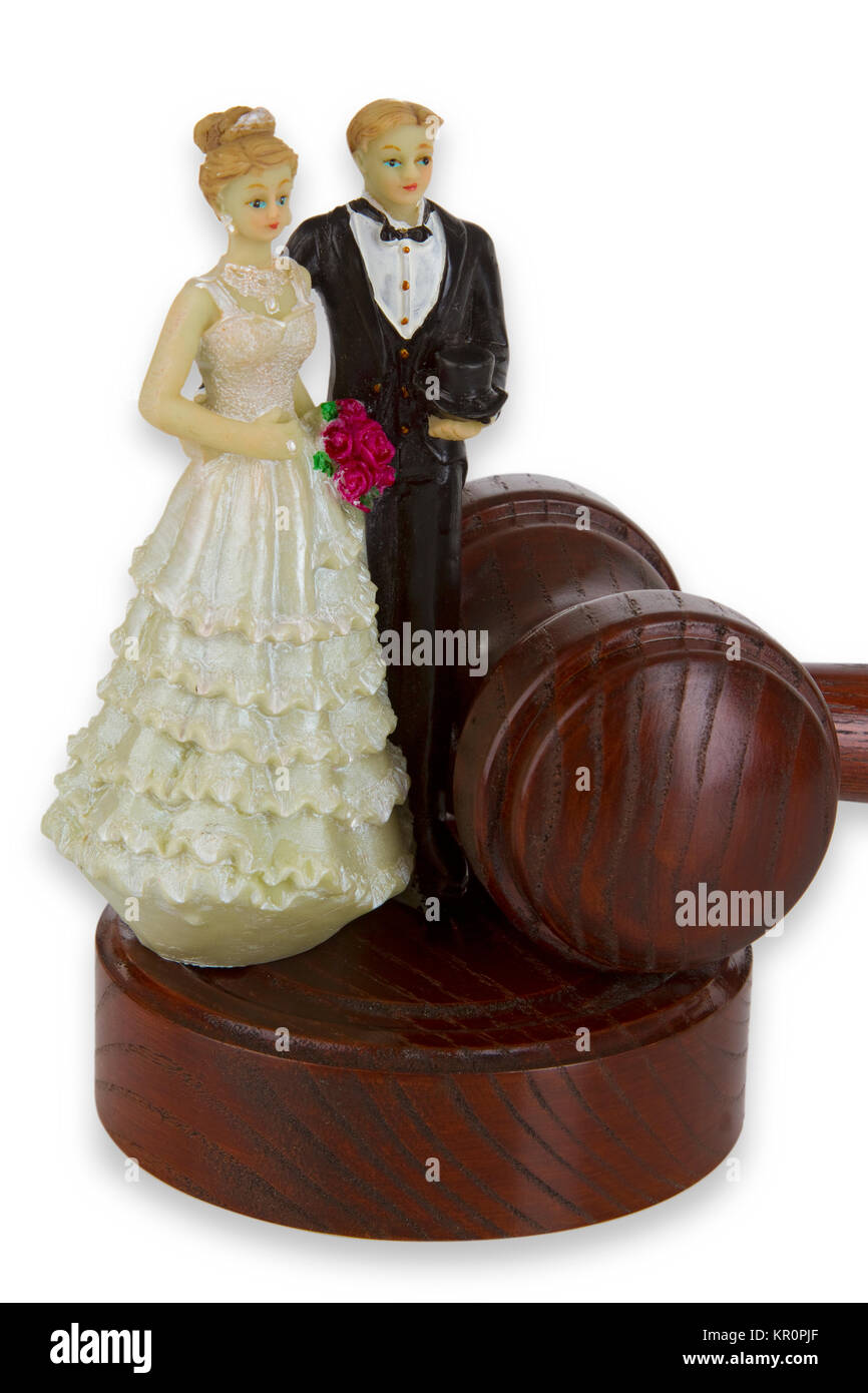 Tortenfiguren eines Brautpaares mit Gerichtshammer Stock Photo