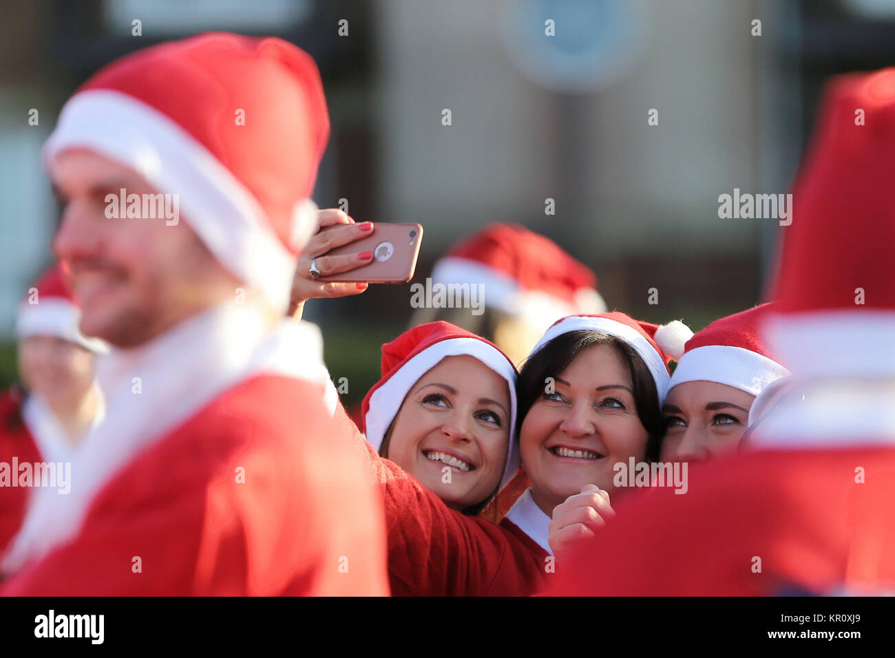 Pictured: Runners in Santa Claus fancy dress take a selfie in this year's run in Aberavon, Wales, UK. Saturday 16 December 2017 Re: 500 people have ta Stock Photo