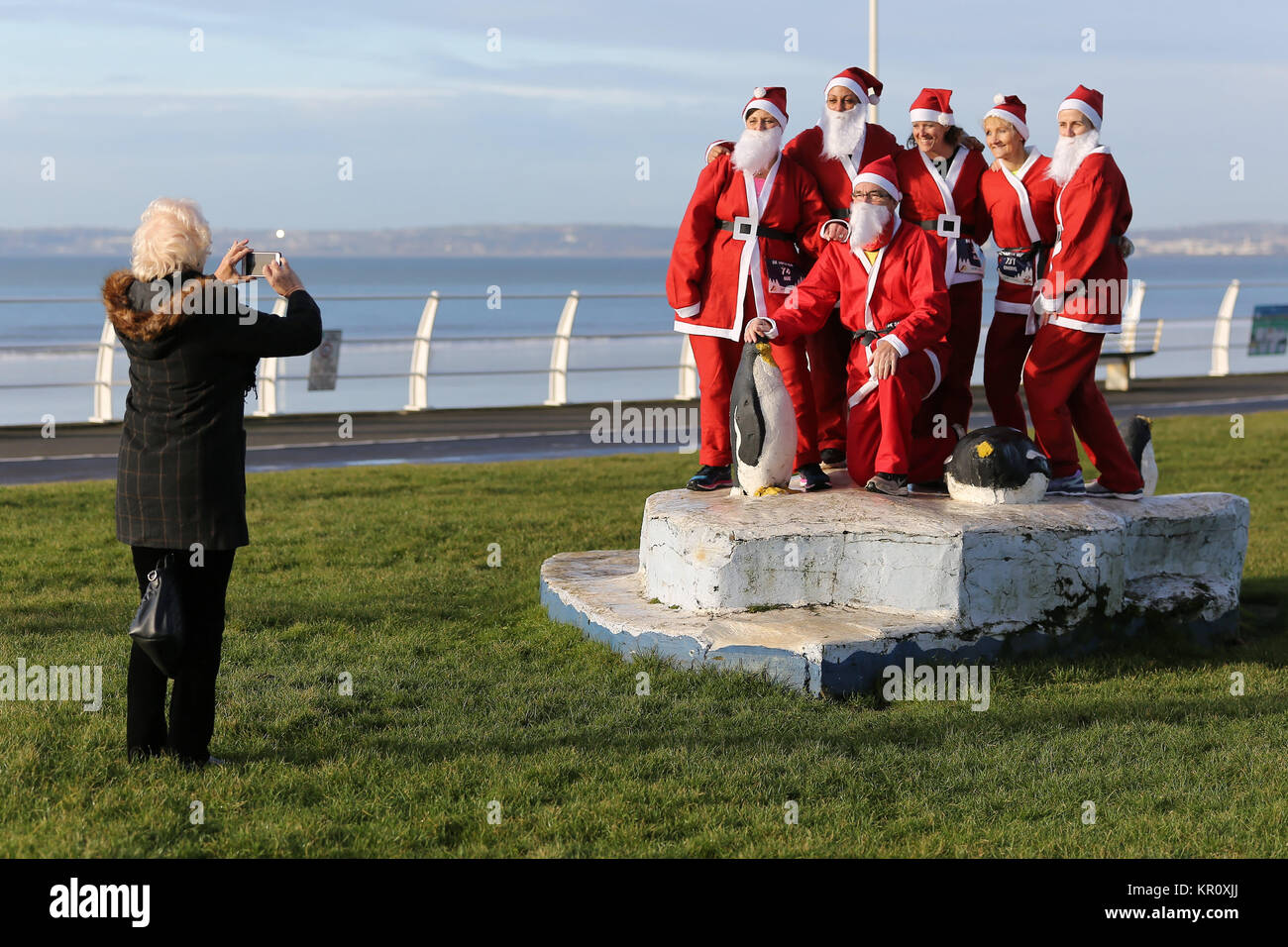 Pictured: Runners in Santa Claus fancy dress have their picture taken in this year's run in Aberavon, Wales, UK. Saturday 16 December 2017 Re: 500 peo Stock Photo
