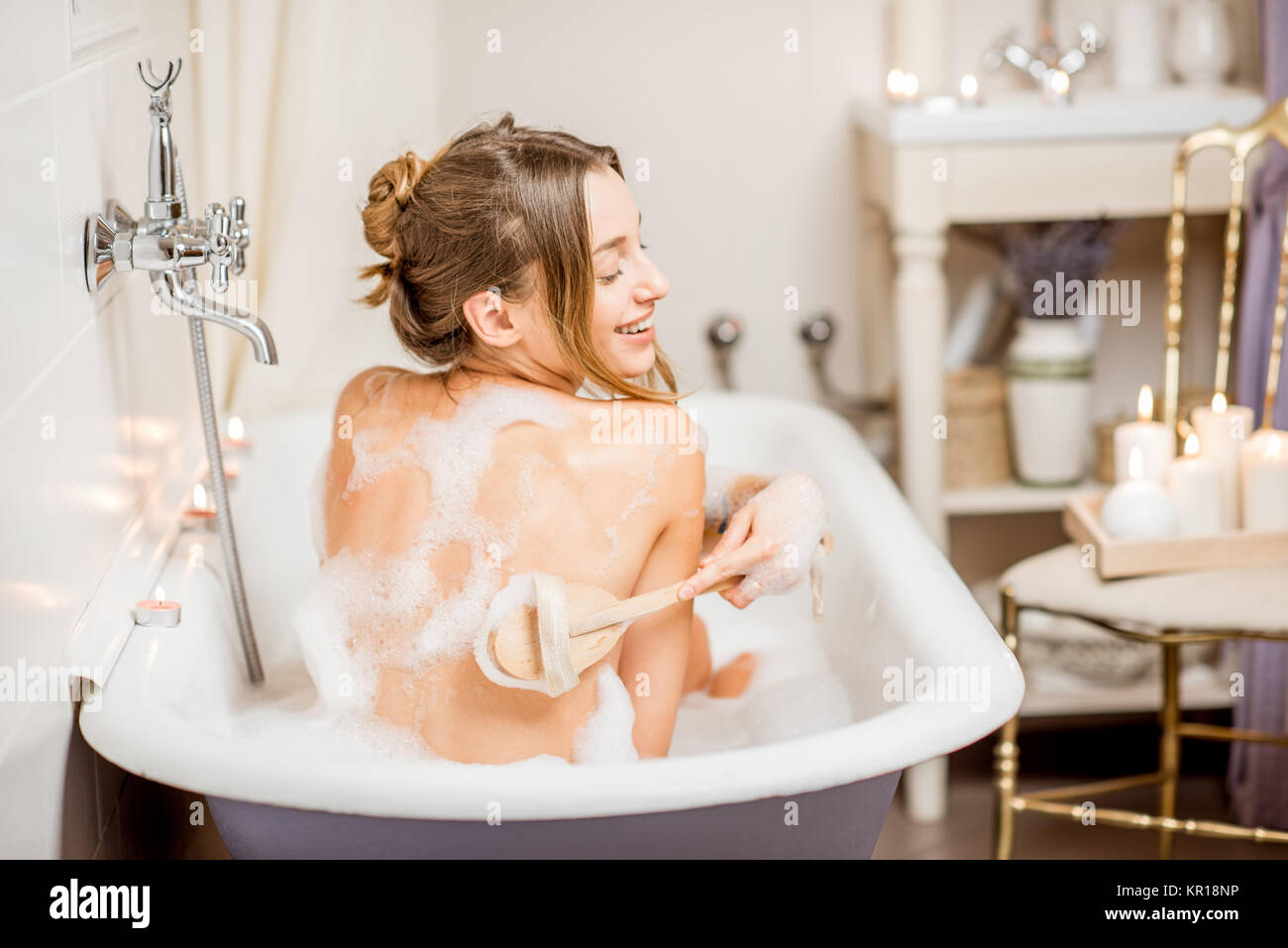 Развлечения для детей в ванной. Что делают девочки в ваннах. Девушка в ванной комнате. Что делают девочки в ваннах. Соль для ванн.