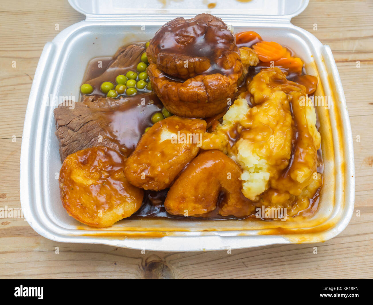 Take away Sunday Lunch from a craft butcher's shop with Roast Beef, Yorkshire Pudding, carrots, peas mashed and roast potatoes and gravy Stock Photo