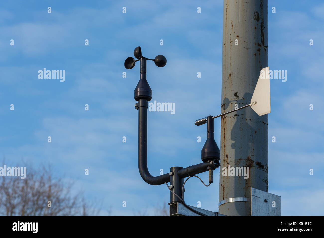 Wetterstation mit Anemometer auf blauem Himmel. Stock Photo