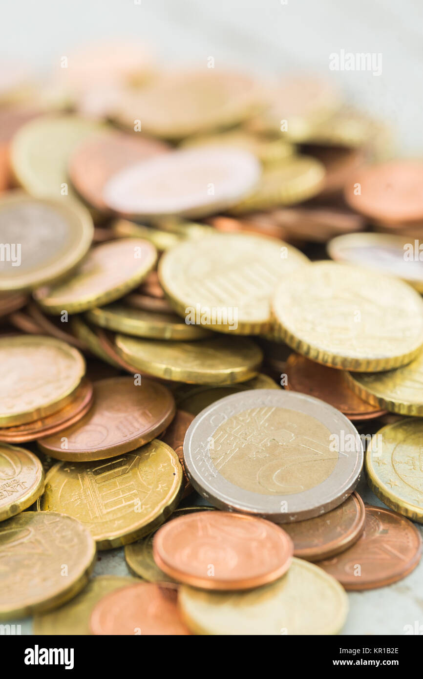 Verschiedene Euro Münzen auf einem Haufen mit Euro und cent internationale Währung Stock Photo