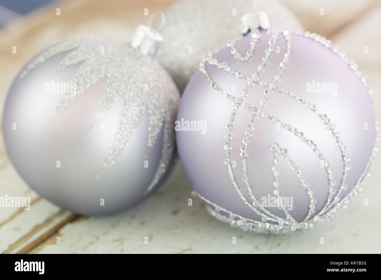 Dekorierte Silberne Weihnachtskugeln mit Fokus im Vordergrund Weihnachten um die festliche Ferienzeit zu feiern Stock Photo