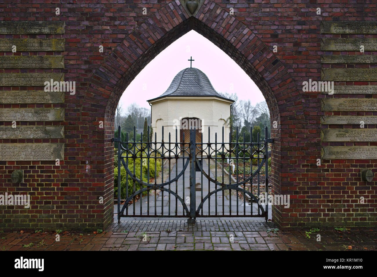 Osterholz-Scharmbeck, Germany - December 3rd, 2017 - View through the churchyard gate towards small funeral chapel Stock Photo