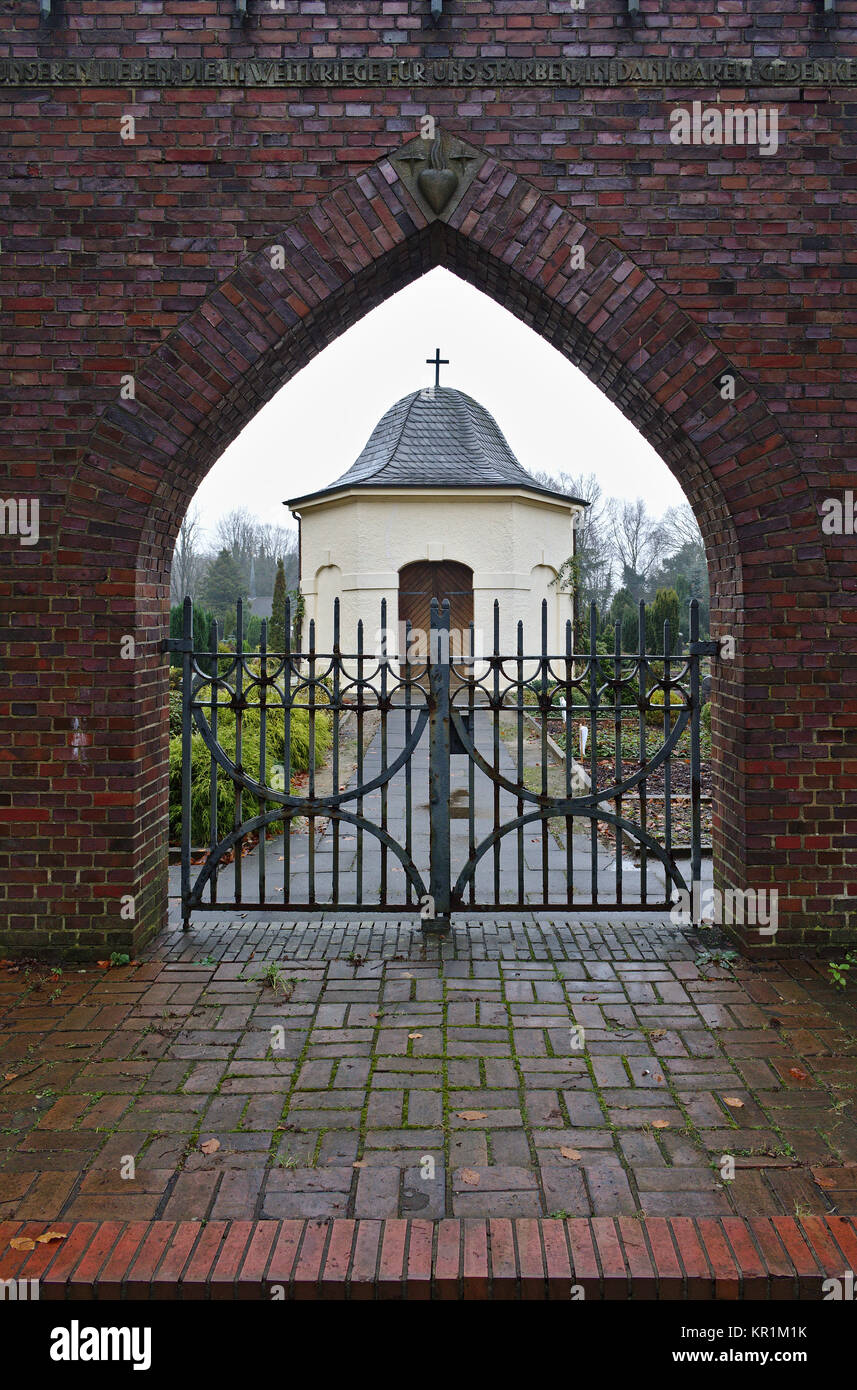 Osterholz-Scharmbeck, Germany - December 3rd, 2017 - View through the churchyard gate towards small funeral chapel Stock Photo