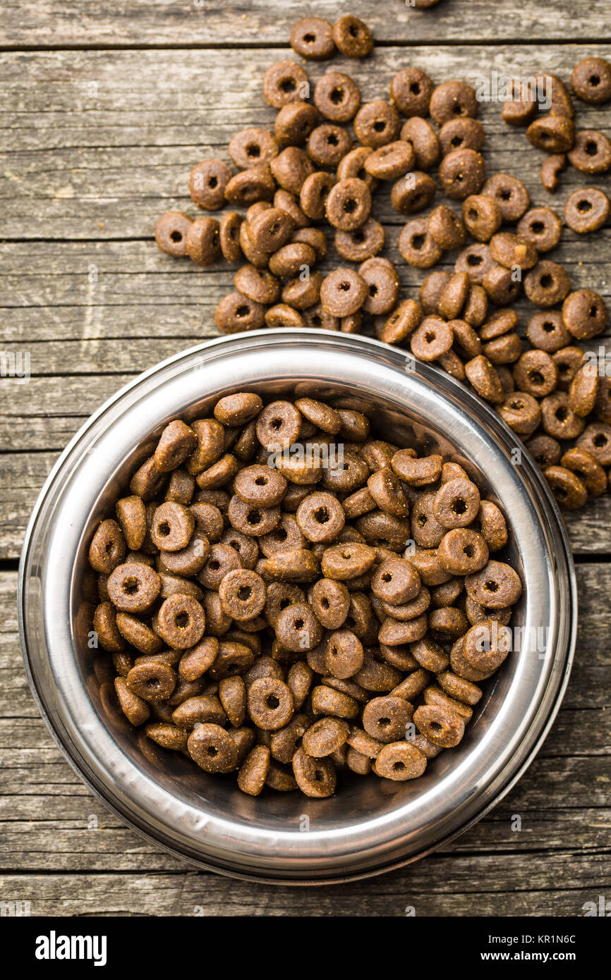 Dog eating kibble hires stock photography and images Alamy