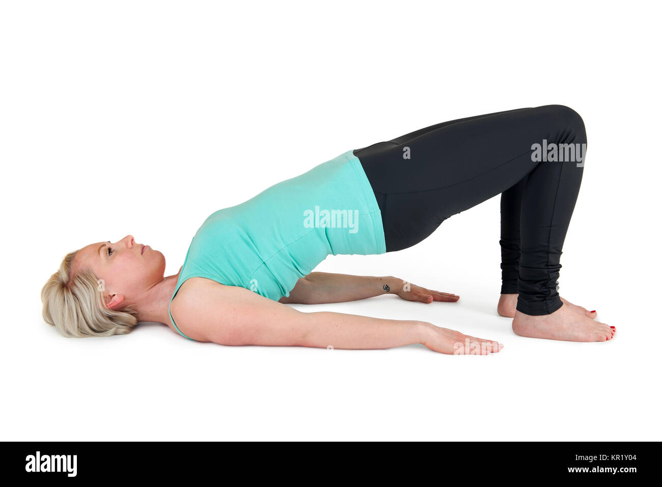 Ganzkörper-Ansicht einer jungen blonden Frau bei Yoga-Übungen vor weißen Hintergrund mit leichtem Schatten Stock Photo