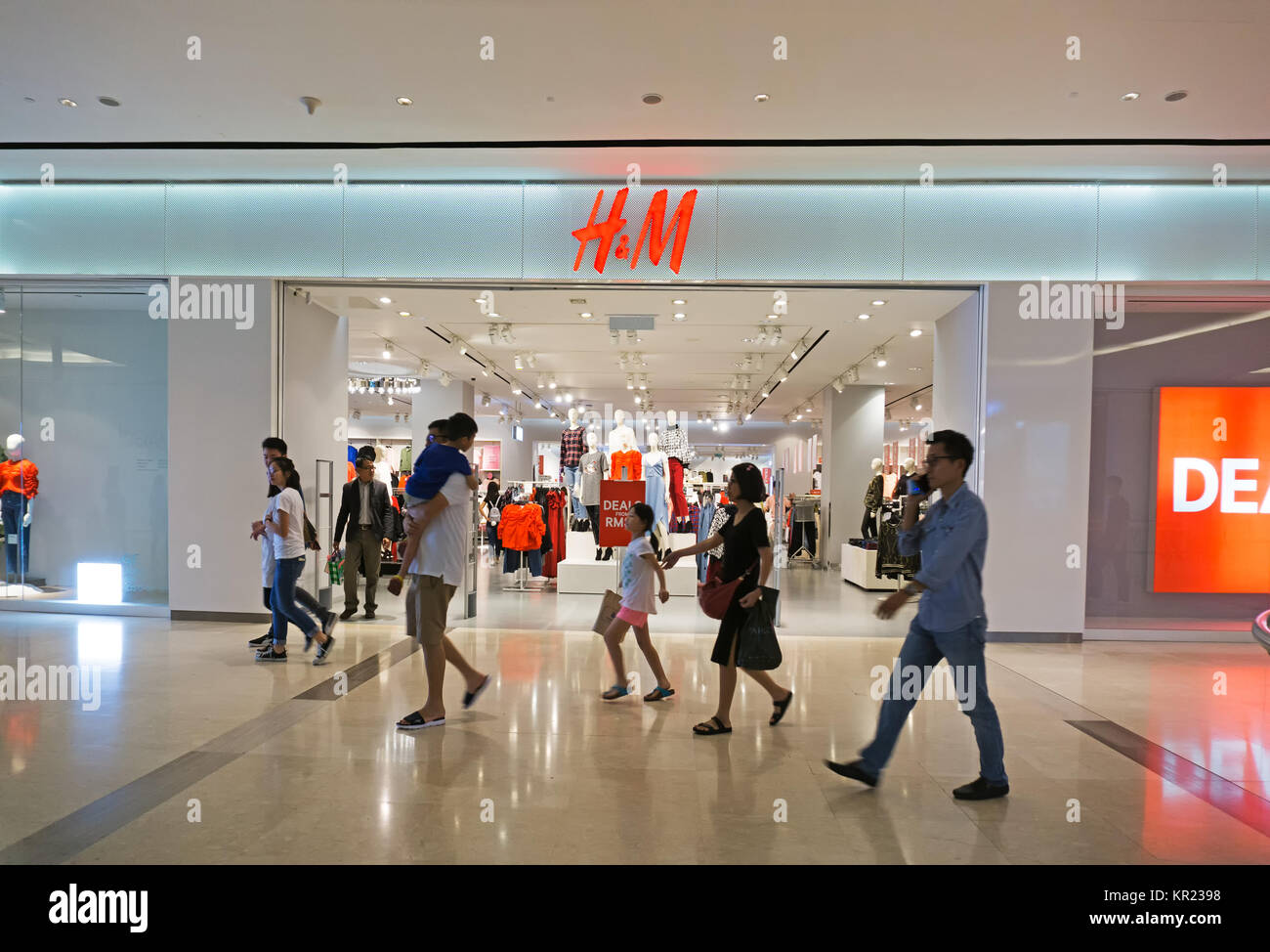 Manufacturer And Retailer Uniqlo Co Stock Photos Manufacturer