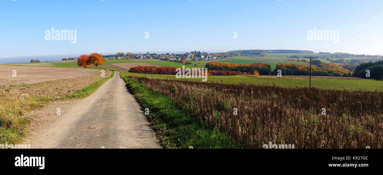 Irmenach im Hunsrück Panorama im Herbst mit Feldwirtschaftsweg Stock Photo