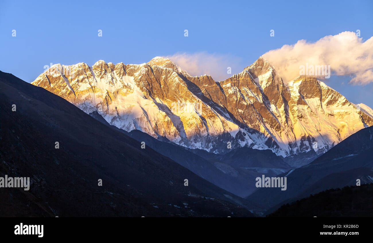 In the shadow of everest hi-res stock photography and images - Alamy